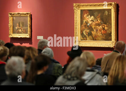 Leipzig, Deutschland. 9. Oktober 2015. Journalisten, die sitzen in der Nähe von Werken des Malers Eugène Delacroix im Museum der Bildenen Kuenste in Leipzig, Deutschland, 9. Oktober 2015. Die Ausstellung "Eugene Delacroix und Paul Delaroche. Geschichte als Sensation "zeigt die Arbeiten von beide französischen Malern des 19. Jahrhunderts vom 11. Oktober 2015, 17. Januar 2016. Foto: JAN WOITAS/Dpa/Alamy Live News Stockfoto