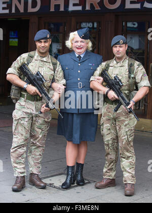 Photocall mit Christopher Biggins, gekleidet wie eine Polizistin RAF und Mitglieder der bewaffneten Kräfte der jährlichen West End Helden-Gala-Konzert im Teatro Domäne auf Sonntag, 4. Oktober 2015 starten. Christopher Biggins wird Gastgeber dieser Veranstaltung, die Geld für die Hilfsorganisation Help For Heroes wirft. Stockfoto