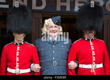 London, UK. Photocall mit Christopher Biggins, gekleidet wie eine Polizistin RAF und Mitglieder der bewaffneten Kräfte der jährlichen West End Helden-Gala-Konzert im Teatro Domäne auf Sonntag, 4. Oktober 2015 starten. Christopher Biggins wird Gastgeber dieser Veranstaltung, die Geld für die Hilfsorganisation Help For Heroes wirft. Stockfoto