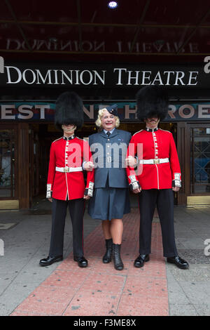 Photocall mit Christopher Biggins, gekleidet wie eine Polizistin RAF und Mitglieder der bewaffneten Kräfte der jährlichen West End Helden-Gala-Konzert im Teatro Domäne auf Sonntag, 4. Oktober 2015 starten. Christopher Biggins wird Gastgeber dieser Veranstaltung, die Geld für die Hilfsorganisation Help For Heroes wirft. Stockfoto