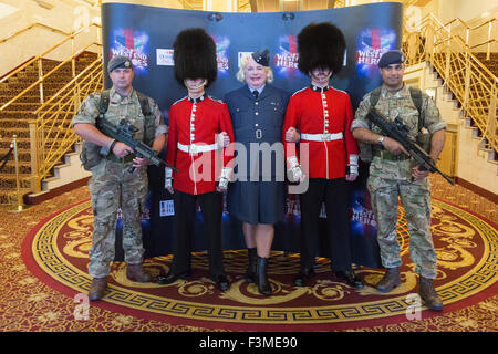Photocall mit Christopher Biggins, gekleidet wie eine Polizistin RAF und Mitglieder der bewaffneten Kräfte der jährlichen West End Helden-Gala-Konzert im Teatro Domäne auf Sonntag, 4. Oktober 2015 starten. Christopher Biggins wird Gastgeber dieser Veranstaltung, die Geld für die Hilfsorganisation Help For Heroes wirft. Stockfoto