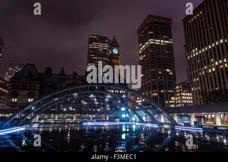 Torontos Uhrturm von Nathan Phillips Square in der Innenstadt von Toronto während der Ferienzeit. Stockfoto