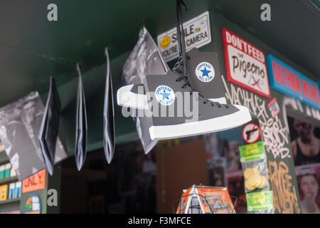 New York, NY, USA. 9. Oktober 2015. Detail des "T. SQ Kiosk" in Times Square in New York auf Freitag, 9. Oktober 2015. Vom Künstler geschaffenen Kimou "Grotesk" Meyer mit Sieg Journal und Juxtapoz Magazine, das Popup-Fenster zeigt und verkauft Kunst und Kultur Zines durch eine Litanei von Künstlern geschaffen. Es werden im Geschäft an der Kreuzung der Welt bis 18.Oktober. Bildnachweis: Richard Levine/Alamy Live-Nachrichten Stockfoto