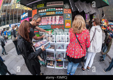 New York, NY, USA. 9. Oktober 2015. Kunden navigieren Zeitschriften an 'T. SQ Kiosk"auf dem Times Square in New York auf Freitag, 9. Oktober 2015. Vom Künstler geschaffenen Kimou "Grotesk" Meyer mit Sieg Journal und Juxtapoz Magazine, das Popup-Fenster zeigt und verkauft Kunst und Kultur Zines durch eine Litanei von Künstlern geschaffen. Es werden im Geschäft an der Kreuzung der Welt bis 18.Oktober. Bildnachweis: Richard Levine/Alamy Live-Nachrichten Stockfoto