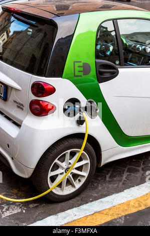 Rom - 7. August 2015: Smart Fortwo Elektro-Fahrzeug mit einer Ladestation Terminal angeschlossen Stockfoto