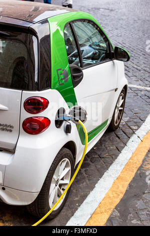 Rom - 7. August 2015: Smart Fortwo Elektro-Fahrzeug mit einer Ladestation Terminal angeschlossen Stockfoto