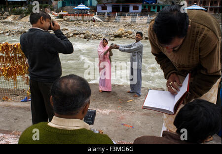 Jäten Zeremonie in Gangotri, Uttaranchal, Indien. Hochzeit in Gangotri. Gangotri, der Ursprung des Flusses Ganges und Sitz der Stockfoto