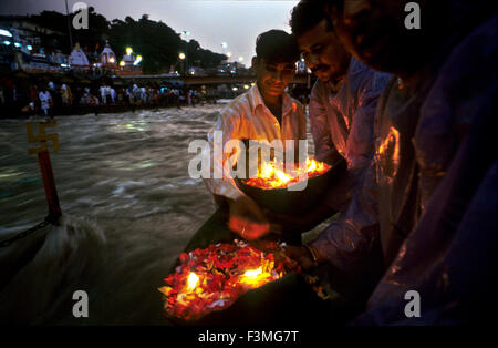 Menschen mit einem Deepak (schwimmenden Blumen und Öllampe) zum Fluss Ganges. Haridwar. Uttarakhand. Indien. Haridwar, Uttarancha Stockfoto