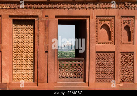 Agra, Uttar Pradesh, Indien. Taj Mahal-vom Agra Fort Fenster gesehen. In der Nähe der Gärten des Taj Mahal steht die wichtige 16 t Stockfoto