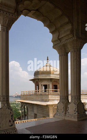 Agra, Uttar Pradesh, Indien. Taj Mahal-vom Agra Fort Fenster gesehen. In der Nähe der Gärten des Taj Mahal steht die wichtige 16 t Stockfoto