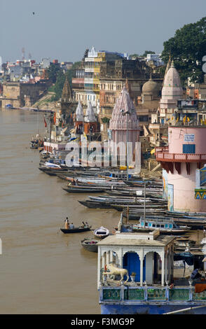 Ghats an den Ufern des Ganges Fluß in der Heiligen Stadt Varanasi. Varanasi, Uttar Pradesh, Indien. Ghats von Varanasi sind vielleicht die wichtigsten Stockfoto