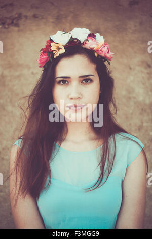 Schöne junge Frau mit einer Blume Krone