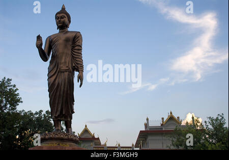 Bodhgaya, Bihar, Indien. Bronze Budda This Budda stiftete die vietnamesischen Buddhisten nach Bodhgaya. Bodh Gaya ist der Geburtsort Stockfoto