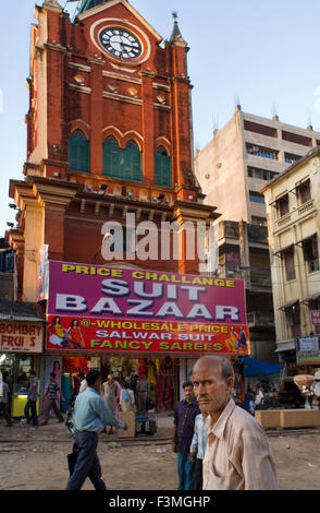 Indien, Westbengalen, Kolkata, Chowringhee, Lindsay Straße, neuer Markt, Uhrturm. Kolkata, Westbengalen, Indien. Uhr Turm M Stockfoto