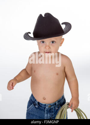 Baby Junge verkleidet als Cowboy posiert im Studio. Stockfoto