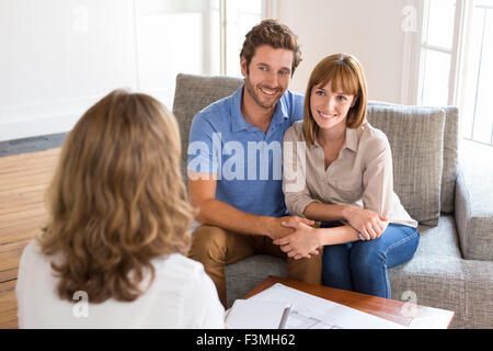 Dreißig Jahre alte paar Treffen mit Finanzberater für Investitionen Stockfoto