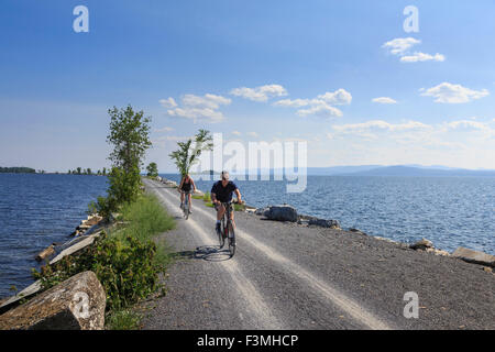 Radweg, Colchester Causeway Park am Lake Champlain, Burlington, Vermont, USA Stockfoto