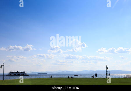 Waterfront Park am Lake Champlain mit Fähre nach Port-Kent, Burlington, Vermont, USA Stockfoto