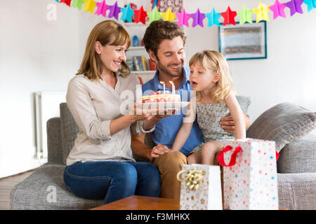 Kleine Mädchen feiert Geburtstagsparty in modernen Haus. Sie bläst die Kerzen Stockfoto