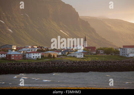 Die küstennahen Dorf von Grundarfjordur, Snaefellsnes Halbinsel, Vesturland, Island. Stockfoto