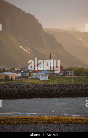 Die küstennahen Dorf von Grundarfjordur, Snaefellsnes Halbinsel, Vesturland, Island. Stockfoto