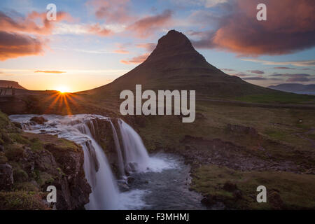 Sonnenuntergang über Kirkjufell Berg und Wasserfall, Grundarfjordur, Snaefellsnes Halbinsel, Vesturland, Island. Stockfoto