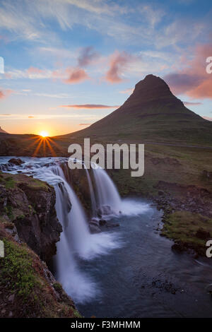 Sonnenuntergang über Kirkjufell Berg und Wasserfall, Grundarfjordur, Snaefellsnes Halbinsel, Vesturland, Island. Stockfoto