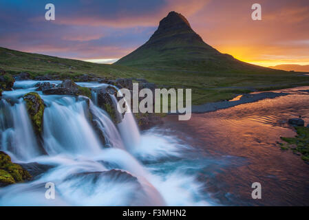 Morgendämmerung über Kirkjufell Berg und Wasserfall, Grundarfjordur, Snaefellsnes Halbinsel, Vesturland, Island. Stockfoto