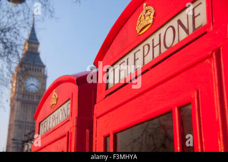 Big Ben Elizabeth Tower Clock Tower der Houses of Parliament mit zwei traditionellen roten K6 Telefon Telefonzellen im Vordergrund Vic Stockfoto