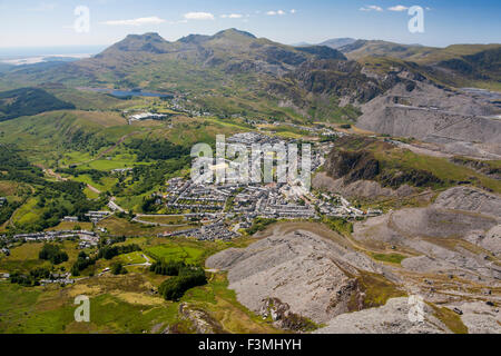 Luftaufnahme von Schiefer Bergbau und Steinbruch Stadt der Blaenau Ffestiniog mit Moelwyn Mawr Berg hinter Gwynedd Snowdonia Nord W Stockfoto