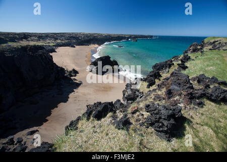 Golden Sand und Lavaformationen bei Skardsvik Strand, Ondverdarnes. Snæfellsjökull Nationalpark, Halbinsel Snaefellsnes, Vesturland, Island. Stockfoto