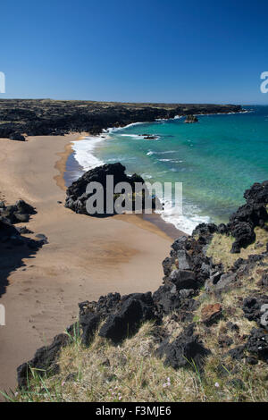 Golden Sand und Lavaformationen bei Skardsvik Strand, Ondverdarnes. Snæfellsjökull Nationalpark, Halbinsel Snaefellsnes, Vesturland, Island. Stockfoto