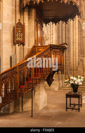 Kunstvoll geschnitzte Kanzel in der St. Peter Kathedrale, Genf, Schweiz Stockfoto