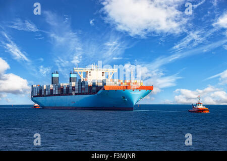 Unterstützung Containerladung Schlepper Schiff zum Hafen. Stockfoto