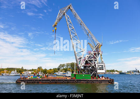 Riesige Schwimmkran bei der Arbeit im Hafen von Gdynia, Polen. Stockfoto
