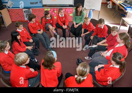 Eine Session für Schülerinnen und Schüler in roten Uniformen Birdwell Grundschule, langen Aston, Bristol mit einer teacher.a UK-Ausbildung Stockfoto