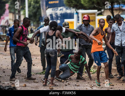 Während der politischen Gewalt in Conakry, Guinea, vor den Wahlen im Jahr 2010 wird ein Mann zusammengeschlagen. Stockfoto