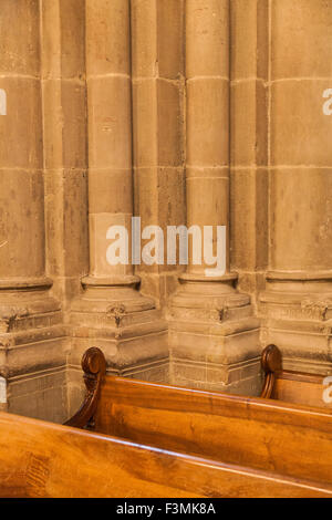 Abstrakte Gegensatz zwischen Steinsäulen und Holzbänke in der St. Peter Kathedrale, Genf, Schweiz Stockfoto