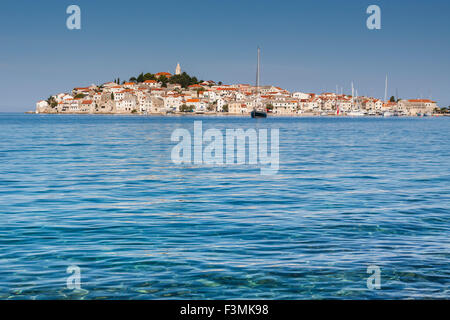 Primosten, berühmte touristische Destination in Kroatien. Stadt auf einer kleinen Halbinsel. Stockfoto