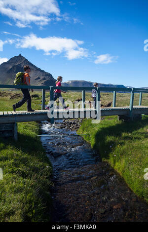 Familie Wandern Hellnar Arnarstapi Küstenweg, Snaefellsnes Halbinsel, Vesturland, Island. Stockfoto