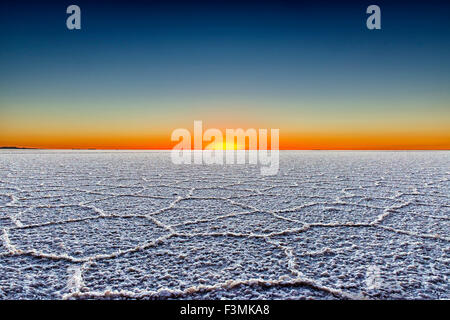 Sonnenaufgang in der Salar de Uyuni, Bolivien Stockfoto