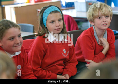 Eine Session für Schülerinnen und Schüler in roten Uniformen Birdwell Grundschule, langen Aston, Bristol mit einer teacher.a UK-Ausbildung Stockfoto