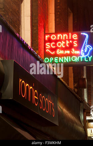 Ronnie Scott Leuchtreklame bei Nacht-Jazz-Musik-Treffpunkt Soho London England UK Stockfoto