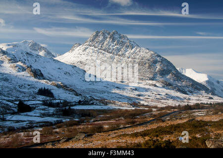 Tryfan Berg im Schnee Winter mit A5-Straße im Vordergrund Ogwen Valley Snowdonia National Park Conwy Grafschaft North Wales UK Stockfoto