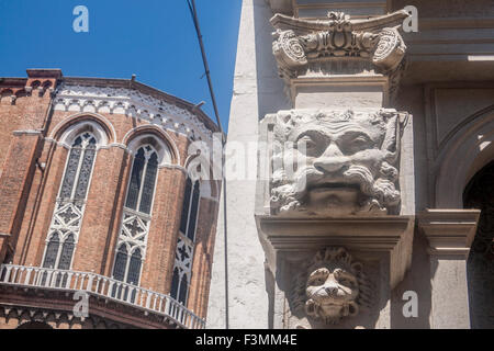 Groteske auf Fassade von Ospedaletto Carven Kirche auch bekannt als Santa Maria dei Derelitti mit Osten Ende Apsis der SS Giovanni & Pa Stockfoto