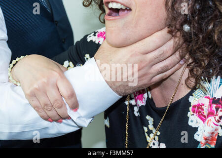 Häusliche Gewalt zwischen Mann und Frau, Mann und Frau, zwischen Liebenden, zwischen Bruder und Schwester. Colloe Hände zum Mund Stockfoto