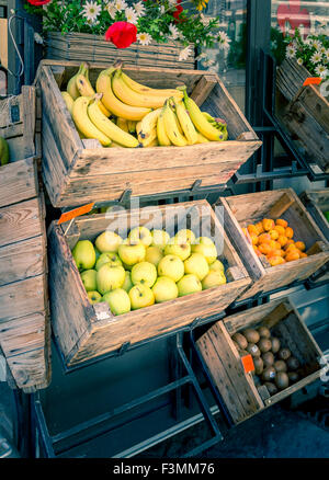 Reife Früchte auf einem hölzernen Stall irgendwo in Italien Stockfoto