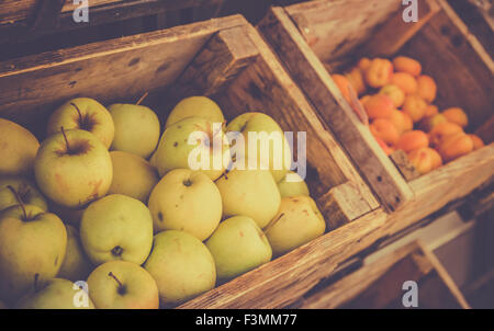 Vintage-Ton reifen Äpfeln in einer Holzkiste Stockfoto