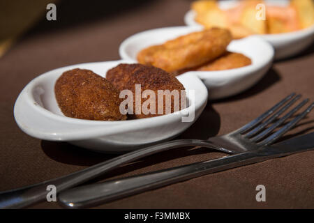 Spanische Tapas, Tintenfisch und Kabeljau gebraten, Barcelona Stockfoto