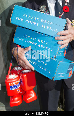 'Bitte helfen' Erinnerungsort Tag Poppy Appeal Boxen und Sammlung Jars. Spendenaktion der Royal British Legion in Liverpool, Merseyside, Großbritannien Stockfoto